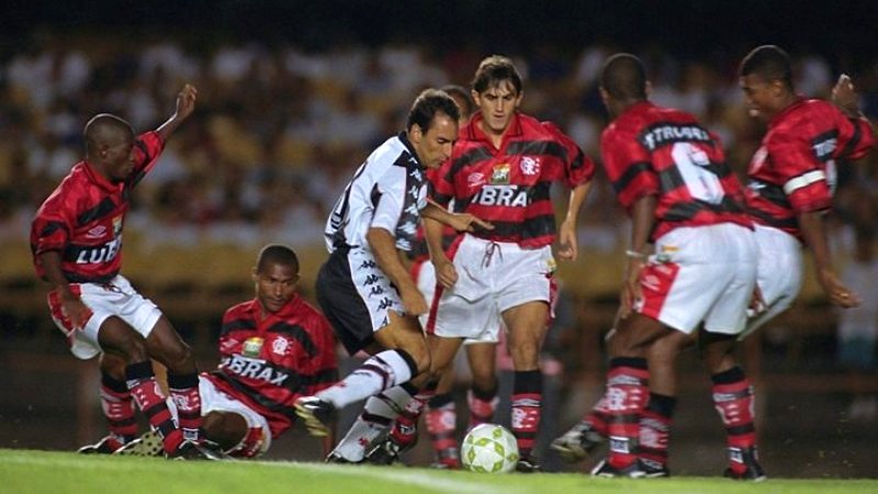 Em 1997, agora jogando pelo Vasco, Edmundo humilhou o Flamengo e ficou sendo observado por 6 adversários