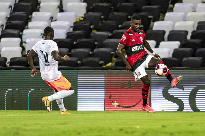 RAMON - SOBE - Assim como Matheuzinho, demorou demais a ter oportunidades quando o titular (no caso, Filipe Luís) esteve fora. Assim, fez apenas 12 jogos no Brasileirão. Nestas partidas, apresentou uma maior segurança defensiva do que o esperado, visto que, nas divisões de base, tinha mais destaque justamente pelo jogo ofensivo, com boa chegada ao fundo.