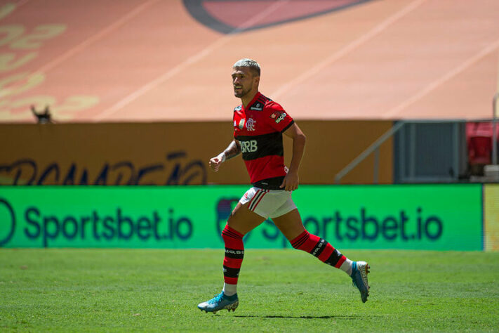 Em três jogos na temporada, Arrascaeta marcou três gols e subiu posições na lista de maiores artilheiros estrangeiros na história do Flamengo. Confira, a seguir, o Top 10 e a posição do meia uruguaio.