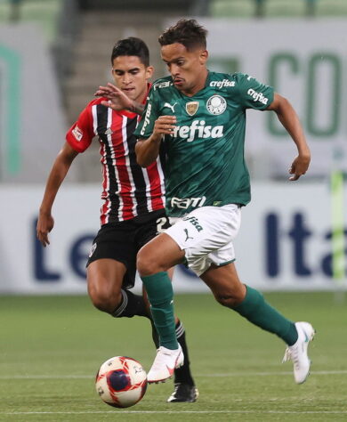 O Palmeiras foi derrotado pelo São Paulo por 1 a 0, no Allianz Parque, na noite desta sexta-feira pelo Campeonato Paulista. O meia Gustavo Scarpa acabou como vilão do Verdão, após entregar nos pés dos rivais a bola que terminou nas redes alviverdes no clássico. Confira as notas e o desempenho dos jogadores do Palmeiras (por Nosso Palestra)