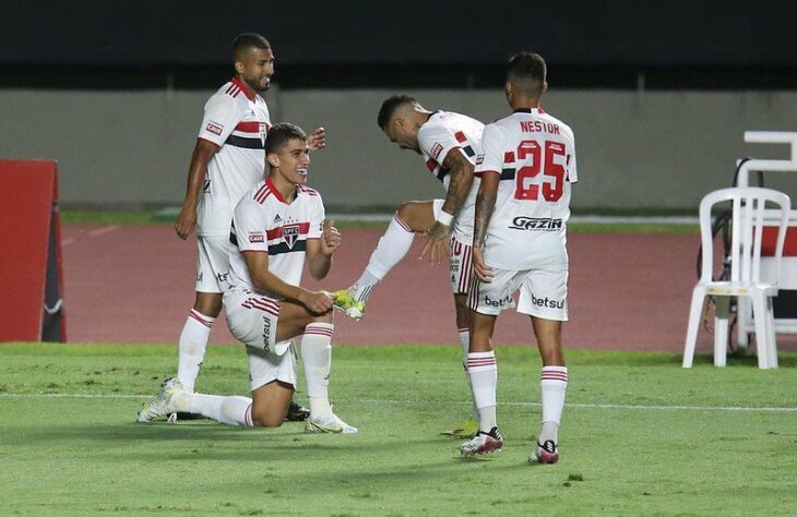 O São Paulo teve uma atuação sólida e venceu o Santo André por 2 a 0, com gols da dupla de ataque, Rojas e Vitor Bueno. Veja as notas do LANCE!