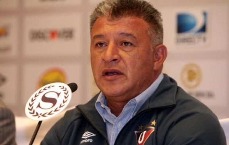 Claudio Borghi – argentino – 56 anos – sem clube desde que deixou a LDU, em março de 2016 – principais feitos como treinador: conquistou quatro Campeonatos Chilenos (Colo-Colo).