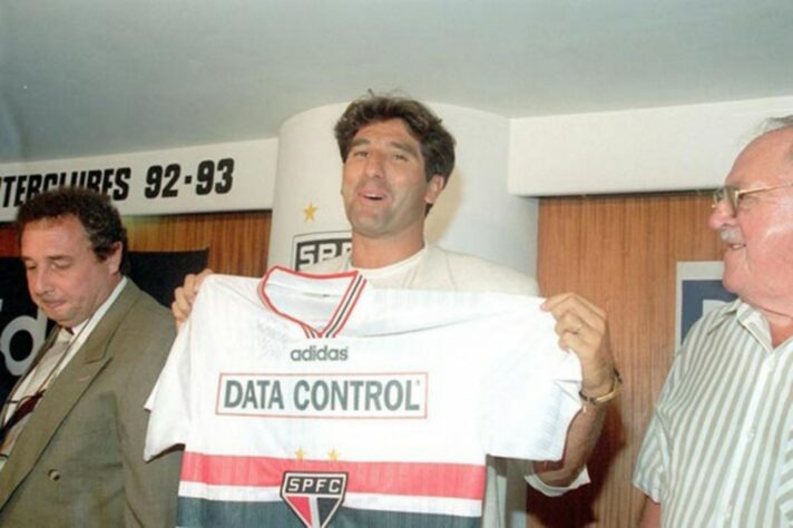 O ex-jogador Renato Gaúcho foi apresentado pelo São Paulo em 1997. Renato chegou a vestir a camisa do clube, mas após alguns dias, antes de assinar o contrato, retornou ao Fluminense e nunca atuou pelo São Paulo.