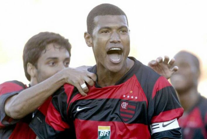 Outro jogador renomado que foi campeão pelos dois clubes é Júnior Baiano. O ex-zagueiro conquistou o Brasileirão de 1992 pelo Flamengo e a Libertadores de 1999 com o Palmeiras.