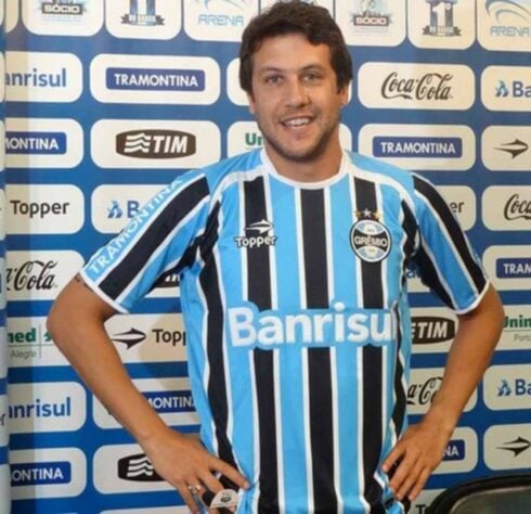 O zagueiro uruguaio Gonzalo Sorondo, que ganhou destaque com a camisa do Internacional, foi contratado pelo rival Grêmio em 2012. No entanto, o jogador se lesionou e deixou o clube sem nunca ter entrado em campo.