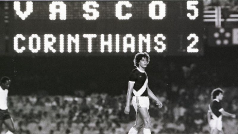 Pelo Campeonato Brasileiro de 1980, Roberto Dinamite fez história no duelo entre Vasco e Corinthians, no Maracanã. Na volta do ídolo vascaíno ao clube após curta passagem pelo Barcelona, o craque marcou os cinco gols da equipe no triunfo. 