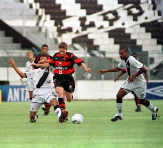 Juninho Paulista foi campeão carioca pelo Flamengo em 2007, mas não conquistou títulos com o Palmeiras. 