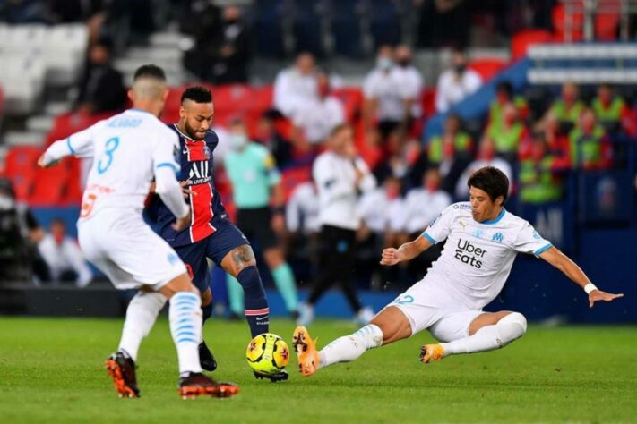 O jogo entre Paris Saint-Germain e Olympique de Marselha, disputado no dia 13 de setembro de 2020, permitiu que cinco mil torcedores acompanhassem a partida das arquibancadas do Parque dos Príncipes.