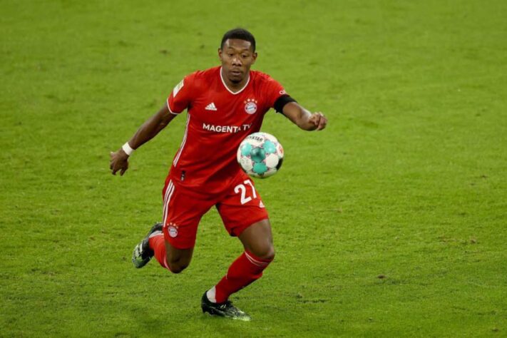 FECHADO - O Real Madrid quer anunciar a contratação de Alaba ainda nesta semana. Segundo a "Gol TV", o austríaco esteve na capital espanhola na última terça-feira visitando casas para morar a partir da próxima temporada. No entanto, o atleta não esteve dentro do clube merengue. Segundo as informações da imprensa local, o camisa 27 deve assinar um contrato por cinco temporadas. Além disso, o lateral-esquerdo irá receber cerca de 12 milhões de euros (R$ 77,9 milhões) por ano, valor igual ao que ganha Sergio Ramos.