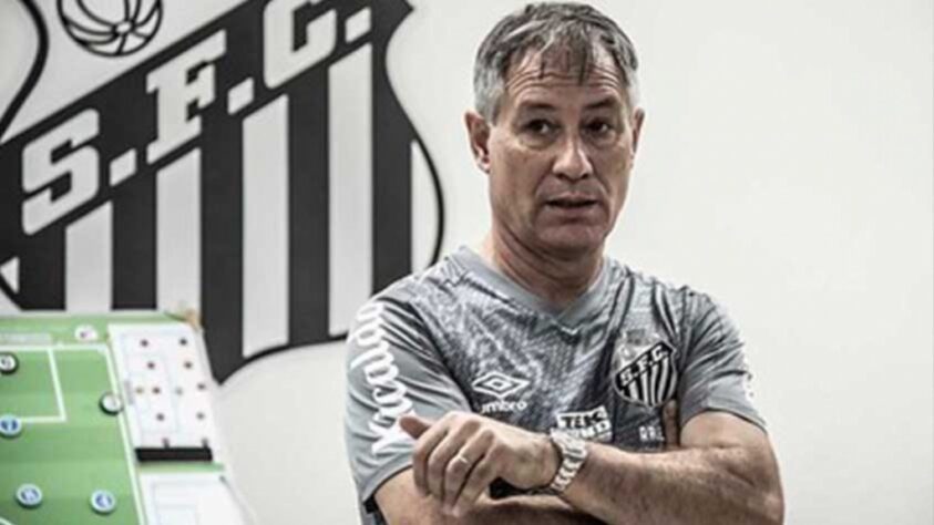 FECHADO - O técnico Ariel Holan assinou sua rescisão com o Santos apenas no sábado (1). O contrato tinha uma multa bilateral de quatro salários, mas clube e treinador chegaram a um acordo para uma saída amigável, sem pagamento de multa. Livre no mercado, Holan negocia e pode ser o novo técnico do Fortaleza.