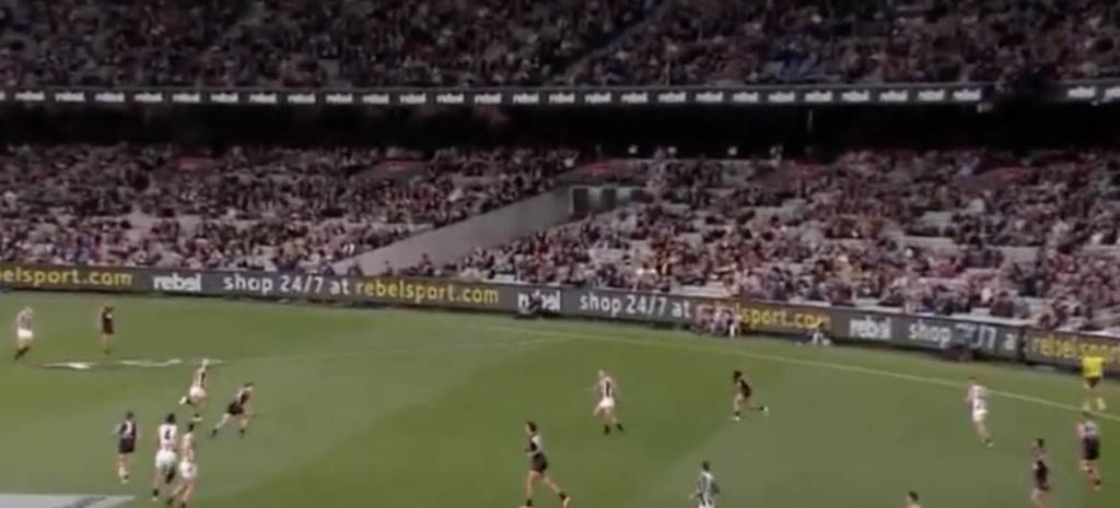 No mês de março de 2021, mais de 51 mil pessoas acompanharam a partida entre Carlton Blues e Collingwood Magpies, duas equipes tradicionais do futebol australiano. O jogo aconteceu no estádio Melbourne Cricket Ground, na cidade de Melbourne, Austrália.