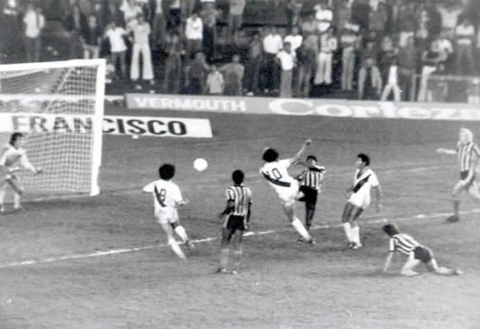 Roberto Dinamite fez gol histórico em 1976, contra o Botafogo após dar um chapéu em Osmar Guarnelli pelo Campeonato Carioca. Na partida, o Gigante da Colina empatava por 1 a 1, quando o craque fez uma jogada desconcertante e estufou a rede decretando a vitória.