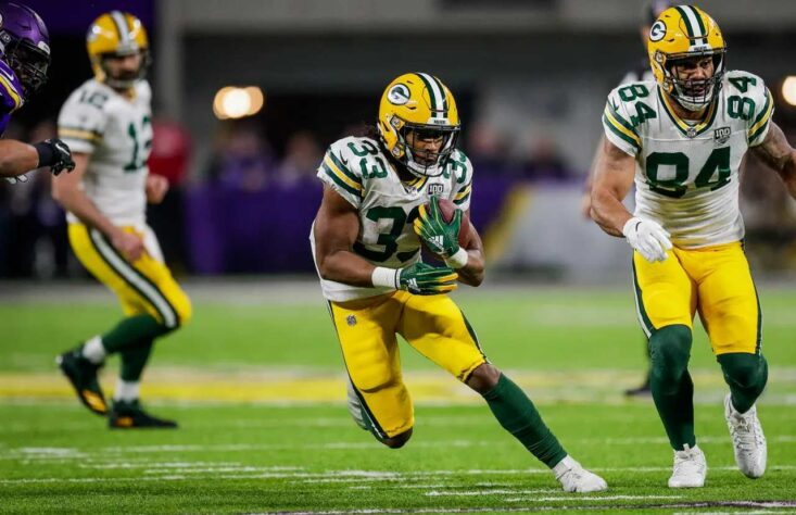 7. Aaron Jones (Green Bay Packers): Por falar em estrelas do fantasy, Aaron Jones renovou com os Packers após ser indicado ao Pro Bowl pela primeira vez na carreira em 2020. Com 1104 jardas terrestres (sua melhor marca na carreira), o running back dos Packers vem consistentemente mostrando sua importância no equilíbrio do ataque de Green Bay. A marca de 43 touchdowns em quatro anos de carreira também diz muito.