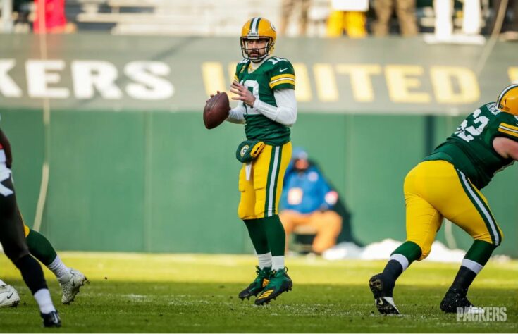 2. Aaron Rodgers (Green Bay Packers): Ele está de volta! Após discretas temporadas entre 2017 e 2019, lidando com lesões, um fraco plantel ofensivo e uma troca de comando técnico, Rodgers provou que não precisa de muito mais além de Davante Adams, um jogo terrestre razoável e um tight end alto para comandar um dos mais fulminantes ataques da NFL. 