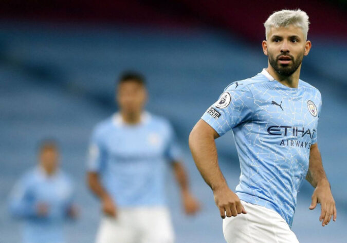 ESQUENTOU - O atacante Sergio Agüero está tentado a se mudar para o Chelsea na próxima temporada, segundo o "Evening Stadard". O argentino busca ser o maior artilheiro da história da Premier League, embora ocupe a 4ª posição com 181 gols marcados. Os Blues buscam um centroavante no mercado, pois o clube possui deficiência na hora de concluir as jogadas apesar das recentes contratações de Timo Werner e Kai Havertz. Haaland era a prioridade da equipe de Thomas Tuchel, mas o Dortmund não deve negociar o norueguês nesta janela.