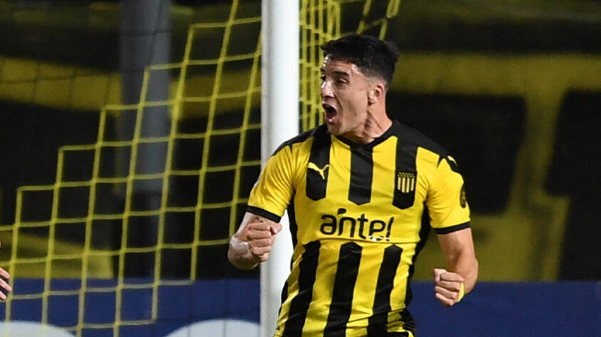 ESQUENTOU - O Peñarol conseguiu assegurar a permanência de uma de suas joias. O clube renovou o contrato com Agustín Álvarez Martínez. Agora o atacante tem vínculo com o time uruguaio até 2024. O jogador de 19 anos agora conta com uma multa rescisória inédita. Para contratá-lo, os times que quiserem Martínez vão ter que desembolsar 20 milhões de dólares (cerca de R$ 109 milhões).