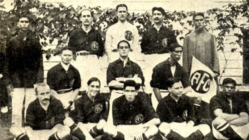 1913 - América-RJ: quando o Campeonato Carioca era disputado em apenas dois turnos e sem mata-mata, o primeiro turno contava com 10 equipes e todos se enfrentavam, ao final dos jogos, os três últimos estavam eliminados do segundo turno. Os sete que sobraram se enfrentavam novamente, e o clube que tivesse mais pontos era o campeão. Em 1913 o América somou 24 pontos, terminando na frente de Botafogo e Flamengo com 22 cada.