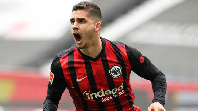 ESQUENTOU - Principal nome do Eintracht Frankfurt na temporada, o atacante André Silva pode mudar de equipe na próxima temporada. Segundo a imprensa alemã, o português atrai o interesse de gigantes do Velho Continente. Os germânicos também avançaram o valor da multa rescisória do jogador de 25 anos.