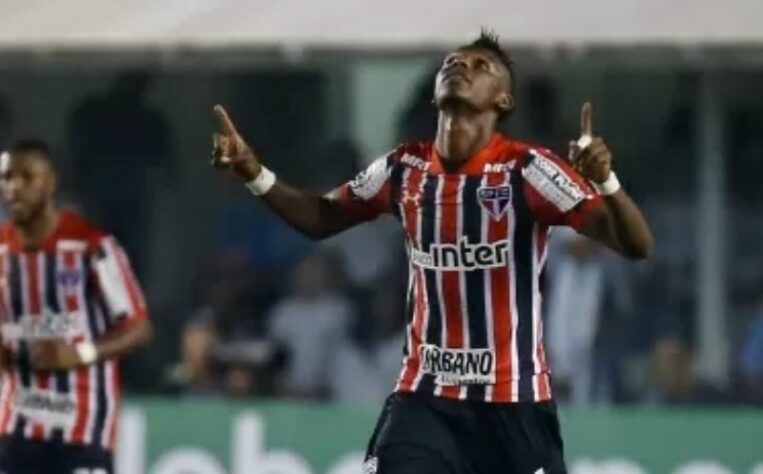 Arboleda - O zagueiro jogou pela primeira vez com a camisa do São Paulo no clássico contra o Santos, que terminou em vitória de 3 a 2 para o alvinegro da Vila Belmiro. No jogo, que aconteceu no dia 9 de julho de 2017, o equatoriano fez um dos gols do Tricolor.