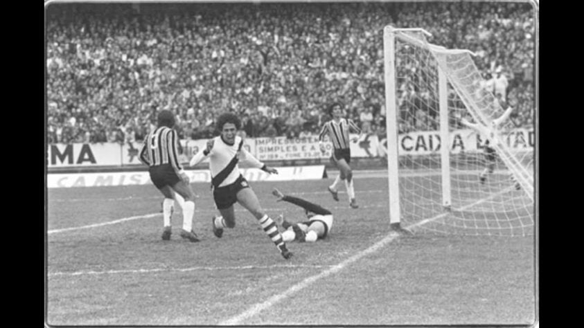 Em sua carreira, Roberto Dinamite foi artilheiro de dois Brasileiros. 1974, ano do primeiro título nacional do Vasco da Gama, e 1984, em que o clube perdeu o título para o Fluminense. Em ambos os anos, Roberto marcou 16 gols.