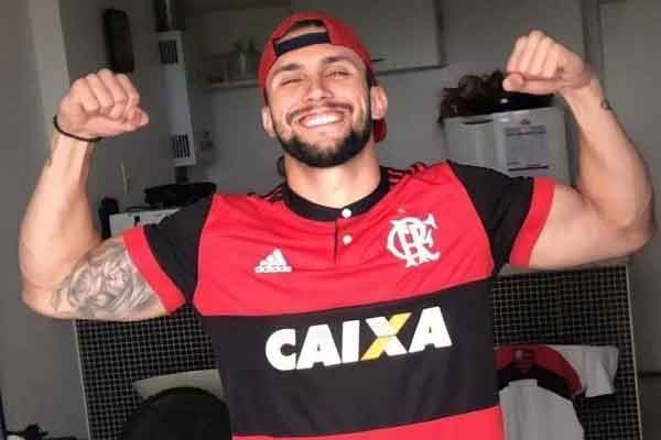 Arthur: apesar de ter sido jogador na categoria de base de diversos clubes, Arthur é flamenguista declarado e o seu nome carrega uma homenagem, para Arthur Antunes Coimbra, mais conhecido como Zico.