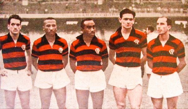 O atacante paraguaio defendeu o Flamengo de 1952 a 1956 e disputou 115 partidas. Na foto, ele é o segundo da direita para a esquerda.