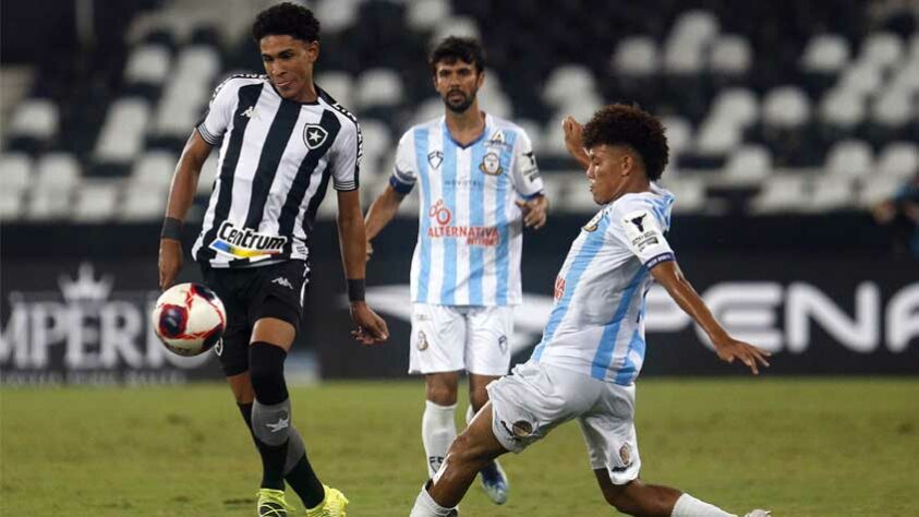 MACAÉ - SOBE - O time de Luciano Lamoglia, mesmo com todas as limitações técnicas, condicionais e estruturais, fez uma partida valente no primeiro tempo e conseguiu bons contragolpes no segundo. E mais: o goleiro Ricardo fez boas defesas. / DESCE - Após sofrer o primeiro gol, no começo do segundo tempo, o time largou a marcação à frente da área e não evitou a goleada.  