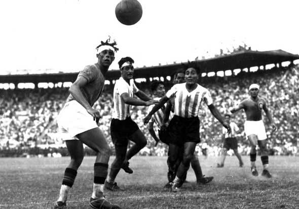 13 - Brasil 5 x 3 Barracas: o dia 6 de janeiro de 1929 ficou marcado na história de São Januário, por ter sido a primeira vez que a Seleção Brasileira jogou no estádio. Na época ainda se realizava amistosos entre clubes e seleções, assim, em jogo movimentado, o Brasil venceu o argentino Barracas por 5 a 3.