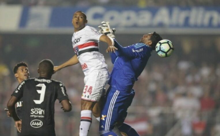 Bruno Alves - O zagueiro estreou pelo São Paulo marcando um dos gols da equipe no empate em 2 a 2 contra o Figueirense, no Brasileirão, no dia 9 de setembro de 2017.