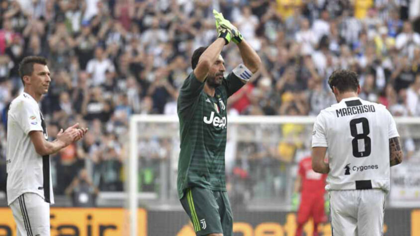 Buffon: Por falar nele… o experiente goleiro italiano, de 43 anos, também tem contrato perto do fim. Buffon ainda não pensa em aposentadoria e pode deixar a Juventus ao fim da temporada.