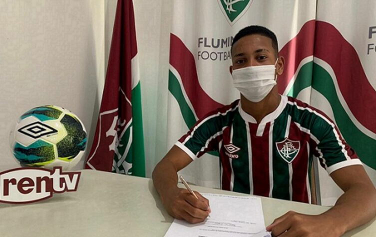 FECHADO - O Fluminense assinou o primeiro contrato profissional de mais um jogador de Xerém. No clube desde 2019, o atacante Cauã Silva, de 17 anos, acertou um vínculo até dezembro de 2024 com o clube e tem multa estabelecida em 50 milhões de euros (cerca de R$ 327 milhões na cotação atual).