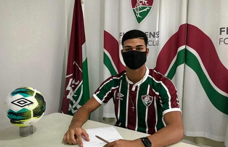 FECHADO - O Fluminense assinou o primeiro contrato de mais um jogador criado na base. Nesta terça-feira, o clube garantiu o vínculo com o centroavante Crysthyan Lucas, de 16 anos. O compromisso foi firmado até o fim de 2025 e tem multa rescisória chegando aos 50 milhões de euros (cerca de R$ 334 milhões na cotação atual).