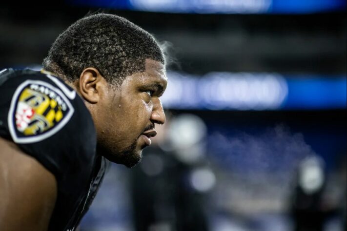 7. Calais Campbell (Baltimore Ravens): Rumo a sua 14ª temporada na NFL, Campbell provou sua versatilidade ao se reinventar migrando mais para o interior da linha defensiva alguns anos atrás. Dono da incrível marca de 92 sacks na carreira, o defensive end dos Ravens chegou ao seu quarto Pro Bowl consecutivo em 2020, totalizando seis na carreira, além de três indicações ao time All-Pro.