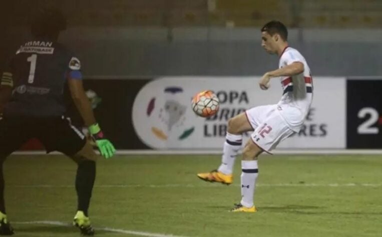 Calleri - O atacante Calleri estreou no São Paulo em um empate com o César Vallejo, do Peru, no dia 3 de fevereiro de 2016. A partida valeu pela Libertadores e o jogador argentino marcou um gol.