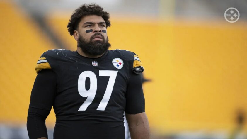 5. Cameron Heyward (Pittsburgh Steelers): Segundo jogador de Pittsburgh na lista, Heyward se garante por atuar consistentemente em altíssimo nível, apesar de estar perto de completar 32 anos. Desde 2017, além de ser 4x Pro Bowler e 3x All-Pro, sua nota mais baixa no índice do PFF foi de 84,4. Sua presença na linha de scrimmage é massiva: são 33 passes defletados na carreira, marca incrível para um DT.