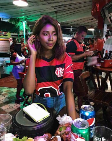 Camilla de Lucas: sem esconder o time que torce, Camilla é torcedora do Flamengo e sempre está lá, nos bons e maus momentos.