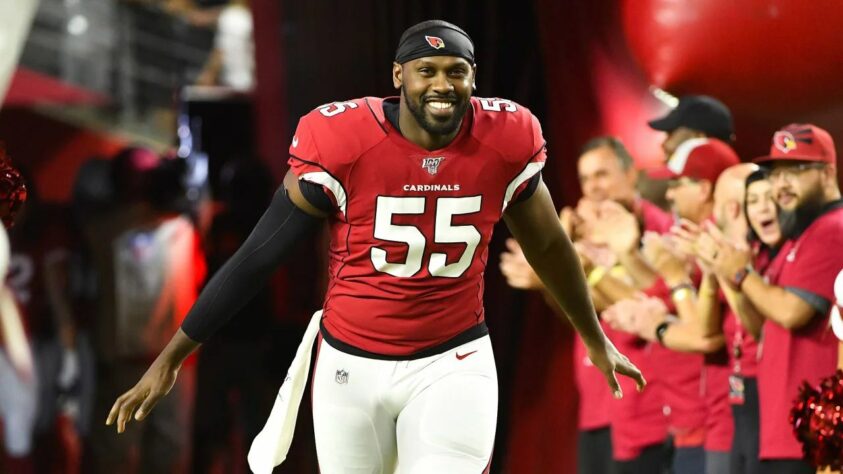 7. Chandler Jones (Arizona Cardinals): 3x Pro Bowler e 2x First-team All Pro, Chandler Jones foi um dos melhores da última década em sua posição. Uma lesão no bíceps o tirou de campo por boa parte do ano passado, porém, o que derrubou um pouco sua posição no nosso ranking. Ainda assim, não há motivos para duvidar que o irmão de Jon Jones, astro da UFC, não possa recuperar sua melhor forma em 2021.