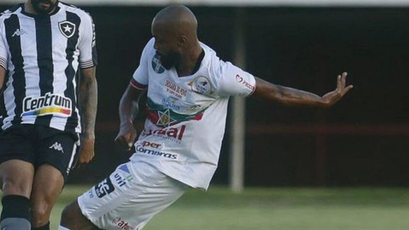 ESQUENTOU - O Botafogo encaminhou a chegada de um novo jogador. Trata-se de Chay, um dos destaques da Portuguesa no Campeonato Carioca. O atacante assinará junto ao clube de General Severiano por empréstimo até o fim do ano.  Apenas os últimos detalhes burocráticos separam a negociação de um final feliz.