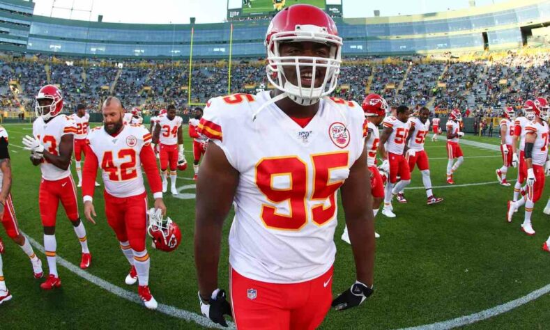 2. Chris Jones (Kansas City Chiefs): Principal astro da forte defesa de Kansas City, Jones vem obliterando linhas ofensivas ano após ano na NFL. Desde 2018, o astro dos Chiefs registrou nada menos que 32 sacks, além de duas indicações ao Pro Bowl e ao time All-Pro. Já são quatro anos consecutivos com notas no entorno de 90 no índice do PFF. Desde 2017, sua nota oscilou entre 88,3 e 90,4.