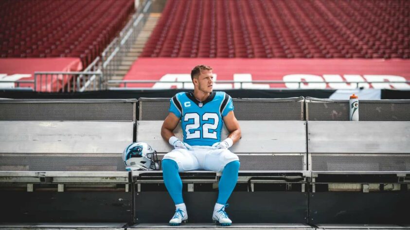 2. Christian McCaffrey (Carolina Panthers): 2x All-Pro, McCaffrey poderia ser o primeiro desta lista se não tivesse sido tão prejudicado por lesões em 2020. Ainda assim, sua carreira e sua versatilidade são marcantes o suficiente para colocá-lo em segundo na nossa lista. Sua temporada de 2019 é inesquecível, já que foi nela que ele bateu as mil jardas tanto no jogo terrestre quanto no jogo aéreo.