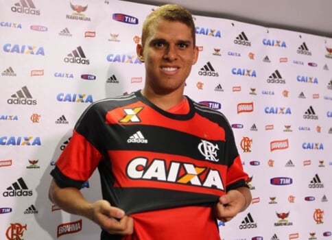 Cuéllar esteve na mira do Cruzeiro e chegou a projetar seu futuro na Toca da Raposa no fim de 2015. Entretanto, o Flamengo entrou em cena e conseguiu acertar sua contratação em janeiro do ano seguinte.