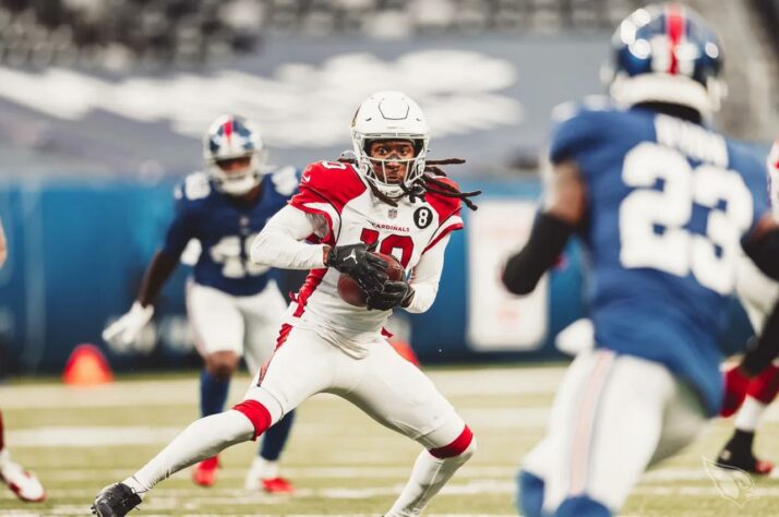 3. DeAndre Hopkins (Arizona Cardinals): Protagonista da mais incrível recepção da NFL em 2020, e uma das melhores da história, Hopkins ajudou a elevar o ataque dos Cardinals após ser trocado no ano passado. 2º WR da liga em jardas recebidas, o atleta foi indicado ao seu quinto Pro Bowl no ano passado, além de ser nomeado All-Pro também pela quinta vez.