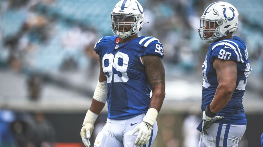 3. DeForest Buckner (Indianapolis Colts): O grande ponto focal da defesa de Indianapolis provou em 2020 que valeu a escolha de primeira rodada gasta na troca com os 49ers. Buckner foi eleito First-team All Pro no ano passado, e recebeu nota 89,3 no índice do PFF. Os 9,5 sacks no ano passado o colocam e 4º entre DTs, e totalizam 29 nos últimos três anos.