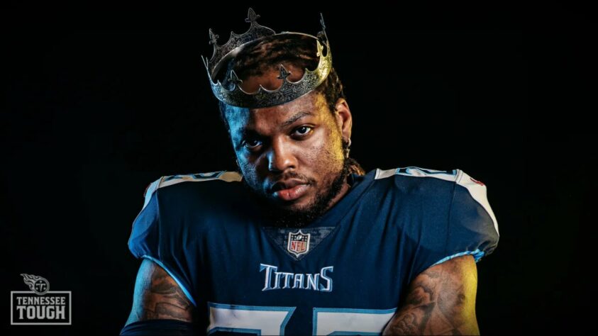 1. Derrick Henry (Tennessee Titans): Nenhum lugar além do primeiro seria justo para o rei Derrick Henry. Líder da NFL em jardas e touchdowns terrestres por dois anos consecutivos, o running back dos Titans bateu a incrível marca de 2000 jardas de corrida na temporada passada, juntando-se ao seleto grupo de oito atletas na história da liga. O desempenho também fez dele 2x All-Pro (First team no ano passado) e 2x Pro Bowler em 2019 e 2020.