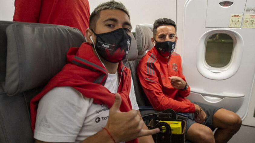 Na madrugada desta segunda, o Flamengo chegou a Buenos Aires, palco do jogo contra o Vélez Sarsfield, às 21h30 desta terça, em sua estreia pelo Grupo G da Libertadores - o treino desta segunda será no CT do Boca Juniors, às 16h. A delegação chegou à capital argentina de voo fretado e após três testes de Covid-19. Veja imagens do desembarque a seguir.