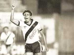 5 - Vasco 1 x 1 Volta Redonda: maior ídolo da história do clube, Roberto Dinamite é também o maior artilheiro da história de São Januário, com 184 gols. Assim, em 10 de novembro de 1982, o craque cruzmaltino deixou o dele no empate de 1 a 1 com o Volta Redonda, e, com isso, chegou ao gol de número 500 na carreira. 