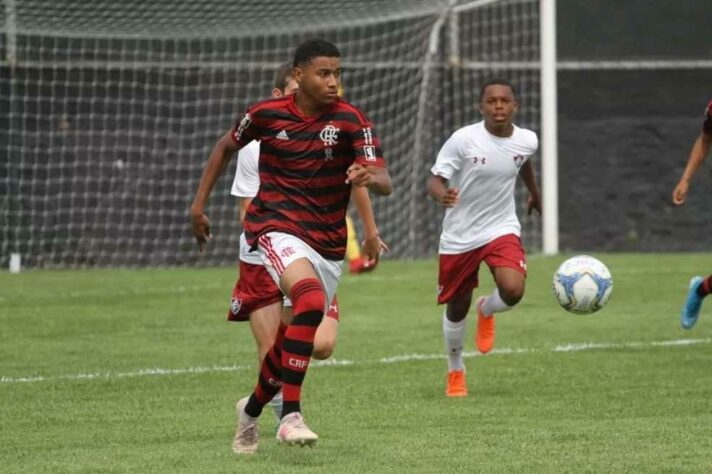 FECHADO - Uma das mais maiores promessas das categorias de base do Flamengo, Euder, de 16 anos, assinou o seu primeiro contrato profissional com o clube. O vínculo do jovem meia passa a ser de três anos, sendo que o Rubro-Negro passa a ser dono de 60% dos direitos do jogador revelado pelo Sport. Para propostas do exterior, o Flamengo estipulou uma multa rescisória de 50 milhões de euros (cerca de R$ 329 milhões) no contrato da joia.