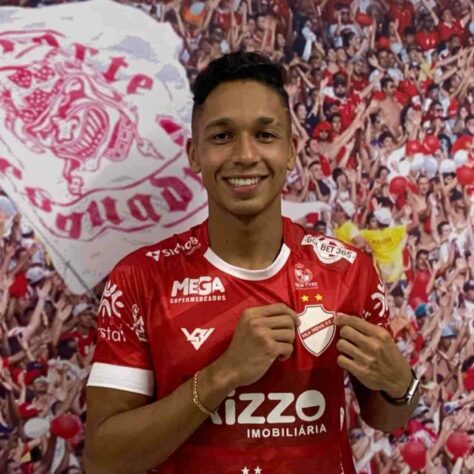 FECHADO - O volante Felipe Trindade, de 20 anos, é a nova contratação do Vila Nova para a temporada. O jogador estava disputando o campeonato nacional de Portugal, pelo Pinhalnovense, somando quatro vitórias e um gol marcado. Felipe celebrou a sua chegada ao Tigre.