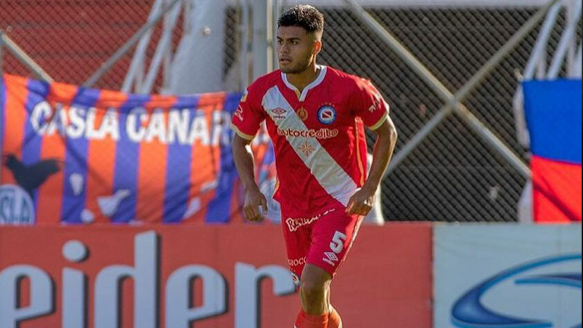 12º – Fausto Vera: O volante do Argentino Juniors, de 21 anos, é mais um nome do futebol argentino cercado de expectativa. Fausto Vera tem valor de mercado de 11 milhões de euros (R$ 74 milhões).