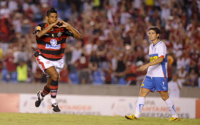 2010 - Flamengo 2 x 0 Universidad Católica, com gols de Léo Moura e Adriano
